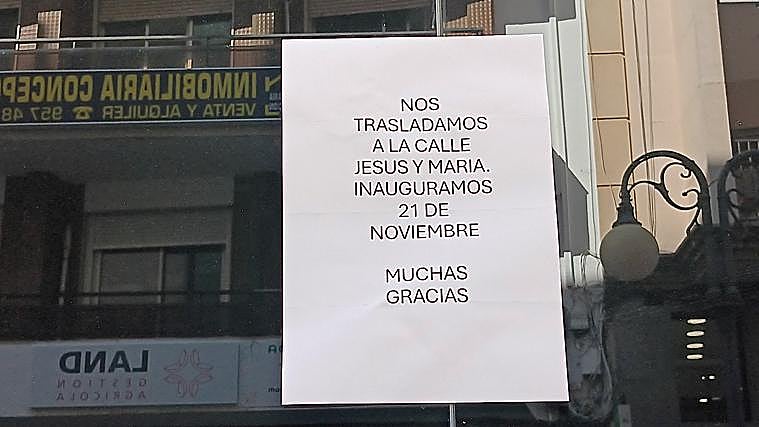 Deatlle del cartel que luce la que fue tienda de Bershka en Concepción anunciando que se muda