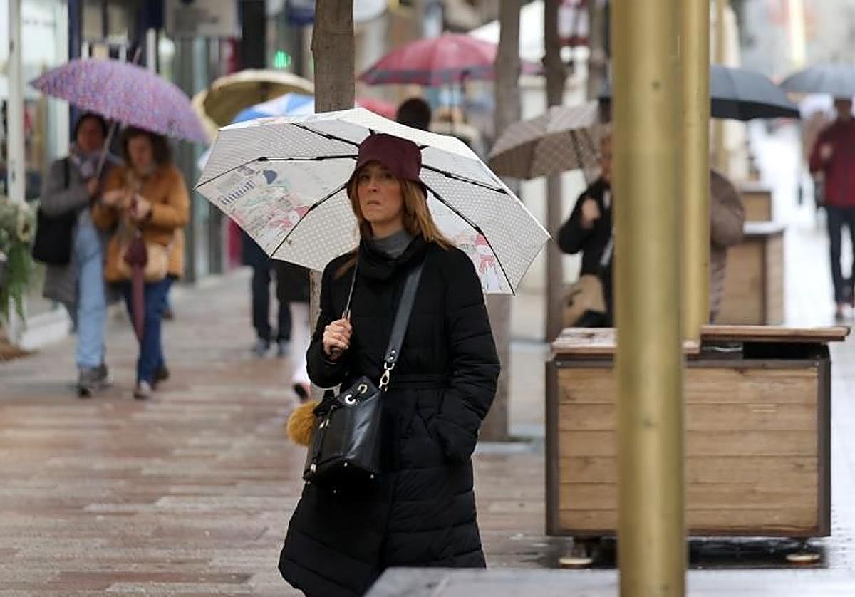 Una viandante por Córdoba bajo la lluvia