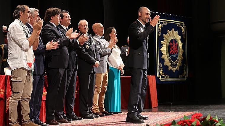 Un momento del acto de reconocimiento a los policías locales con motivo de su patrón
