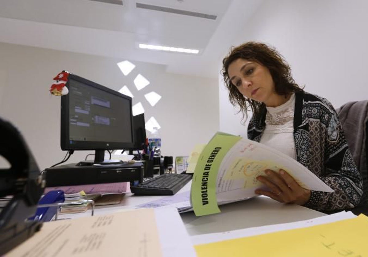 Una funcionaria del Juzgado de Violencia sobre la Mujer en una imagen de archivo