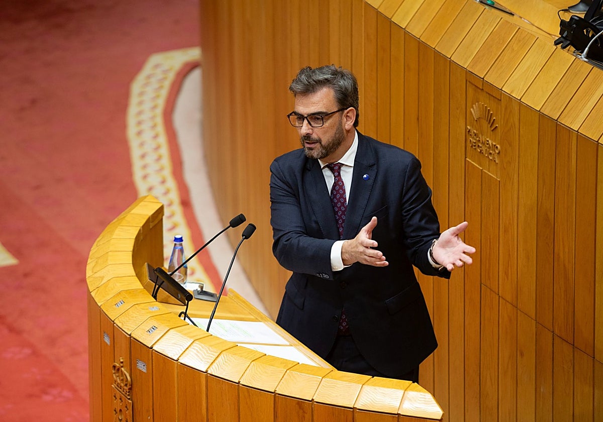 El conselleiro de Presidencia, Diego Calvo, este miércoles en e pleno