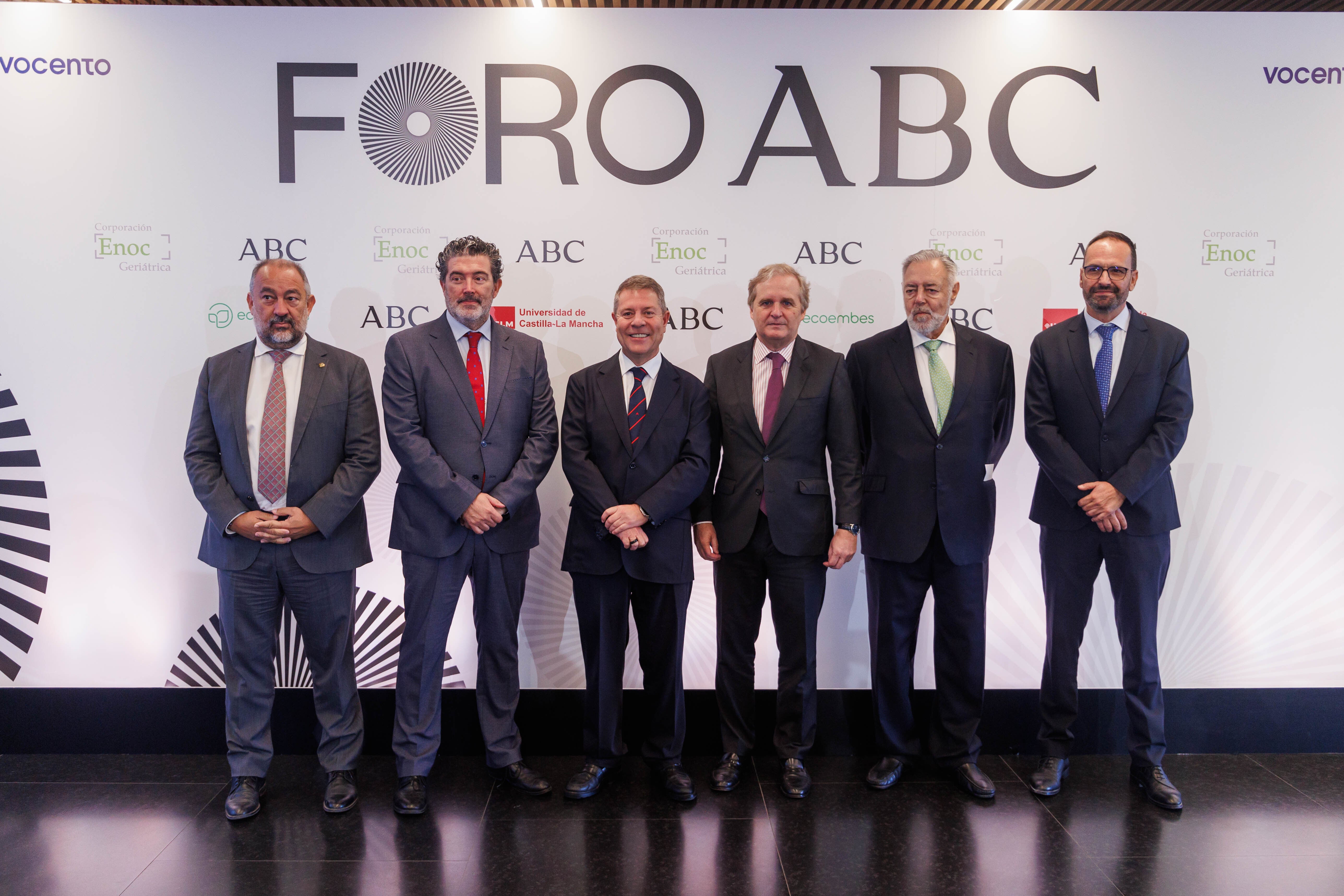 Jose Julián Garde, rector de la Universidad de Castilla-La Mancha; Julián Quirós, director de ABC; Emiliano García-Page, presidente de Castilla-La Mancha; Ignacio Ybarra, presidente de Vocento; Antonio Muñoz, presidente de Enoc Corporación; y Antonio López, gerente Zona Sur de la delegación de Gestión Local y autonómica de Ecoembes.