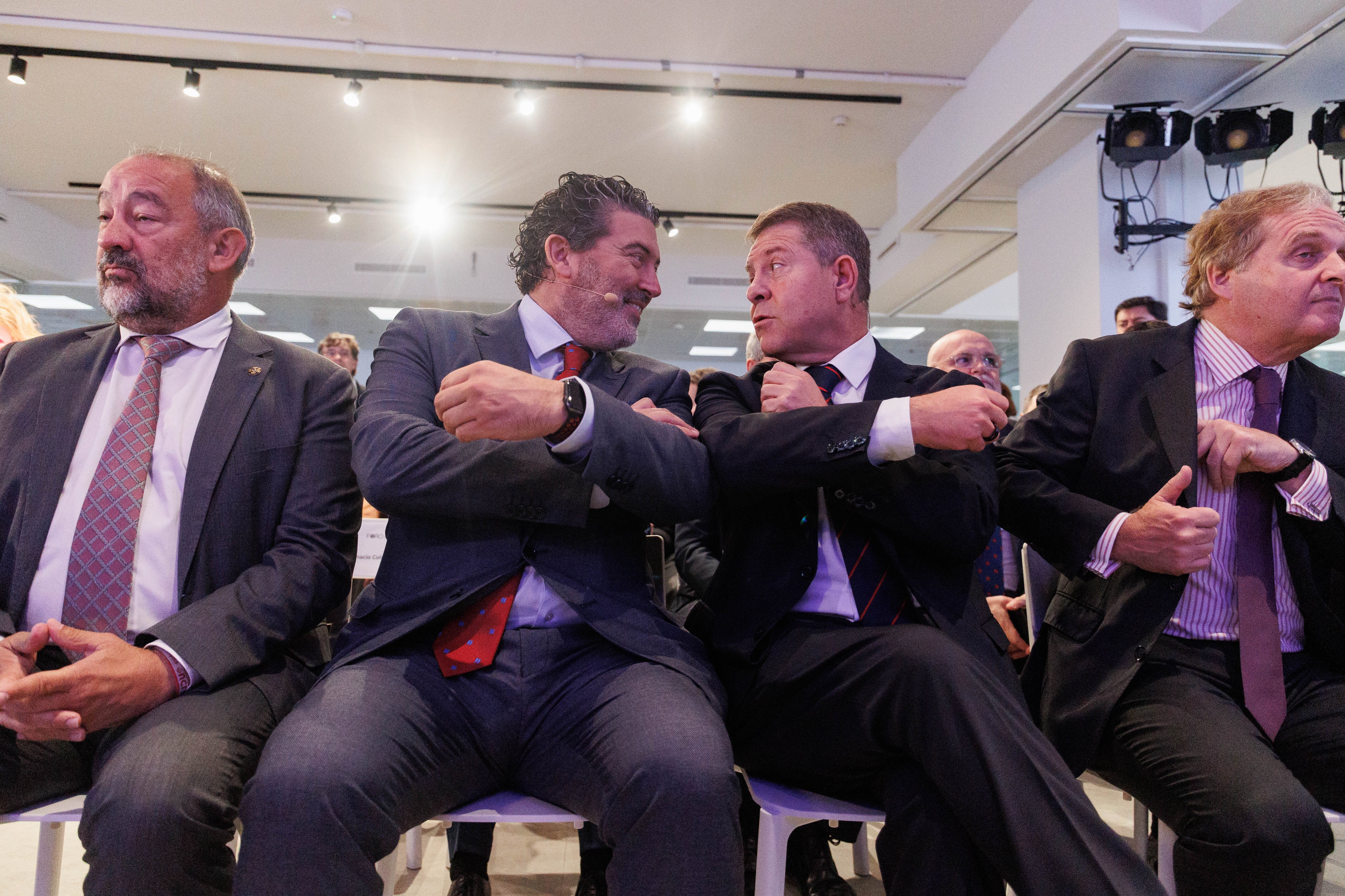 Julián Quirós charla con García Page (en el centro), junto al rector de la Universidad de Castilla-La Mancha y el presidente de Vocento, Ignacio Ybarra.