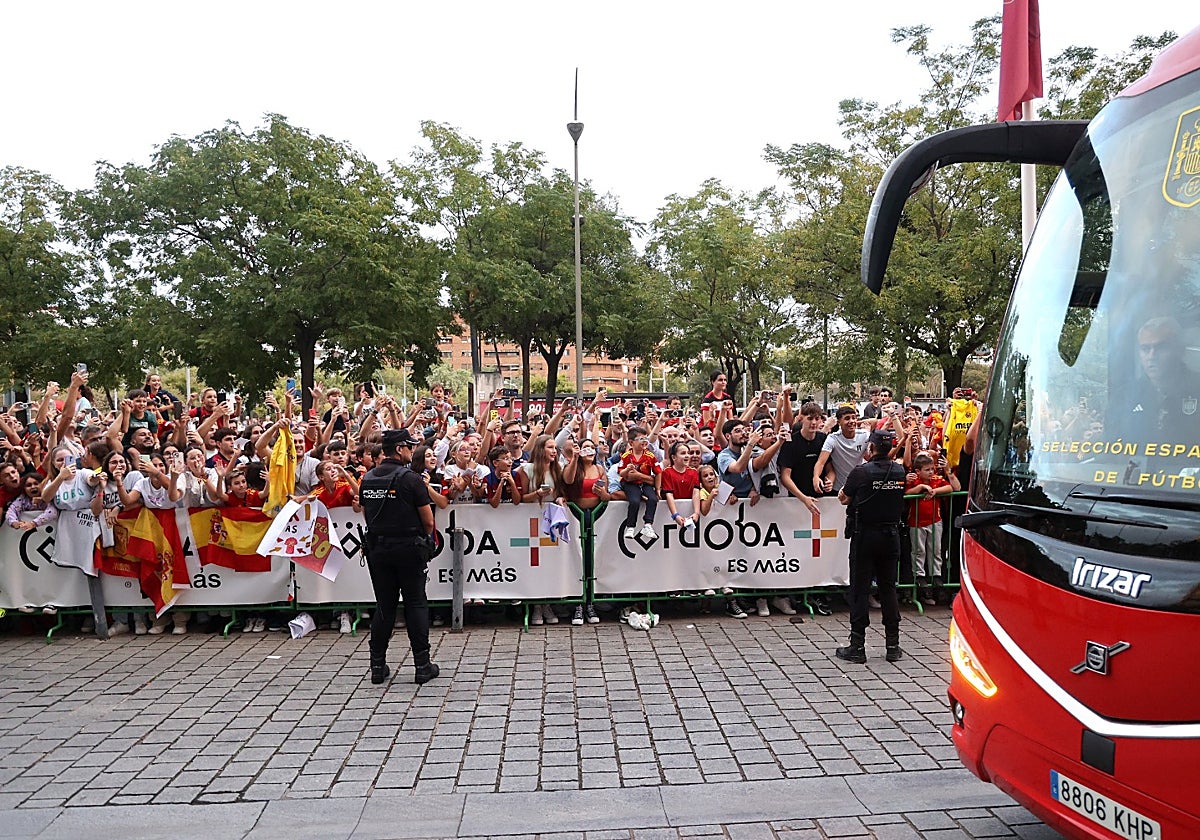 llegada del autobús de España a su hotel de concentración en Córdoba