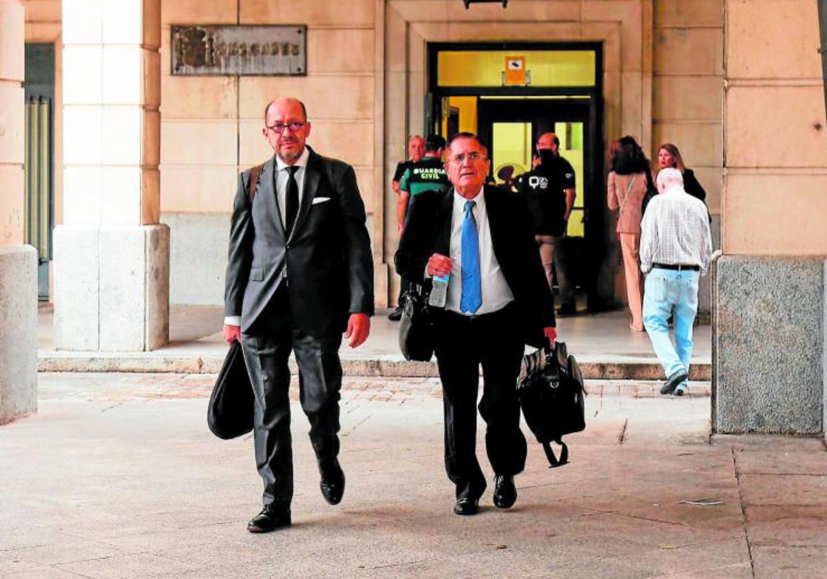 A la derecha, Antonio Torres García, junto a su abogado llegando a la Audiencia de Sevilla