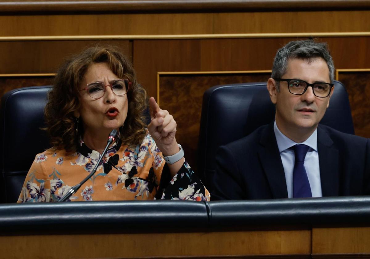 Montero y Bolaños, durante una de las intervenciones de la ministra de Hacienda en la sesión de control de este miércoles en el Congreso