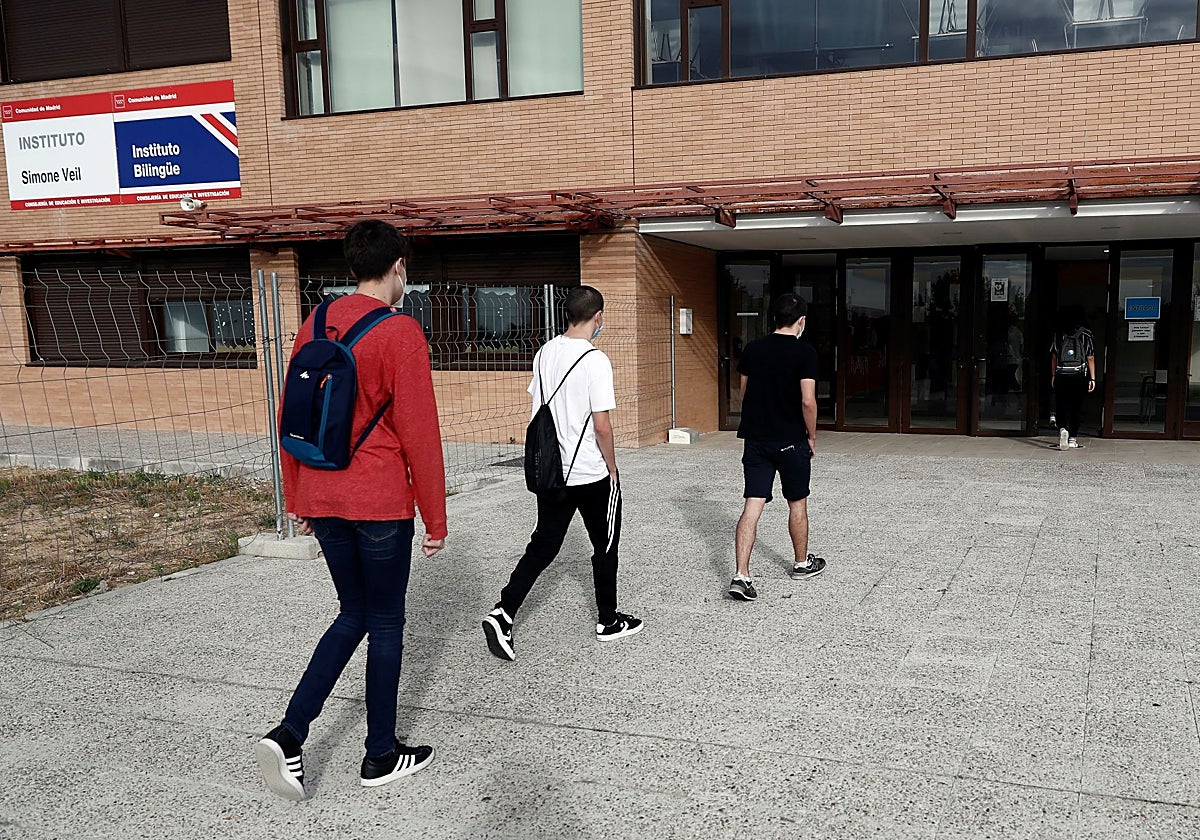 Alumnos entrando en un instituto de Secundaria en Madrid
