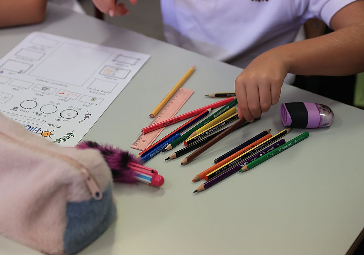 Escolares en su primer día de clase en un centro madrileño