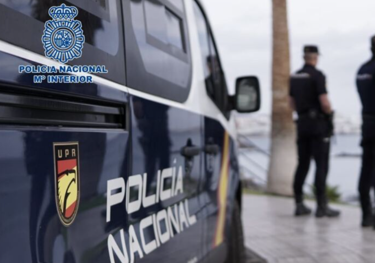 Vehículo y agentes de la Policía Nacional en foto de archivo