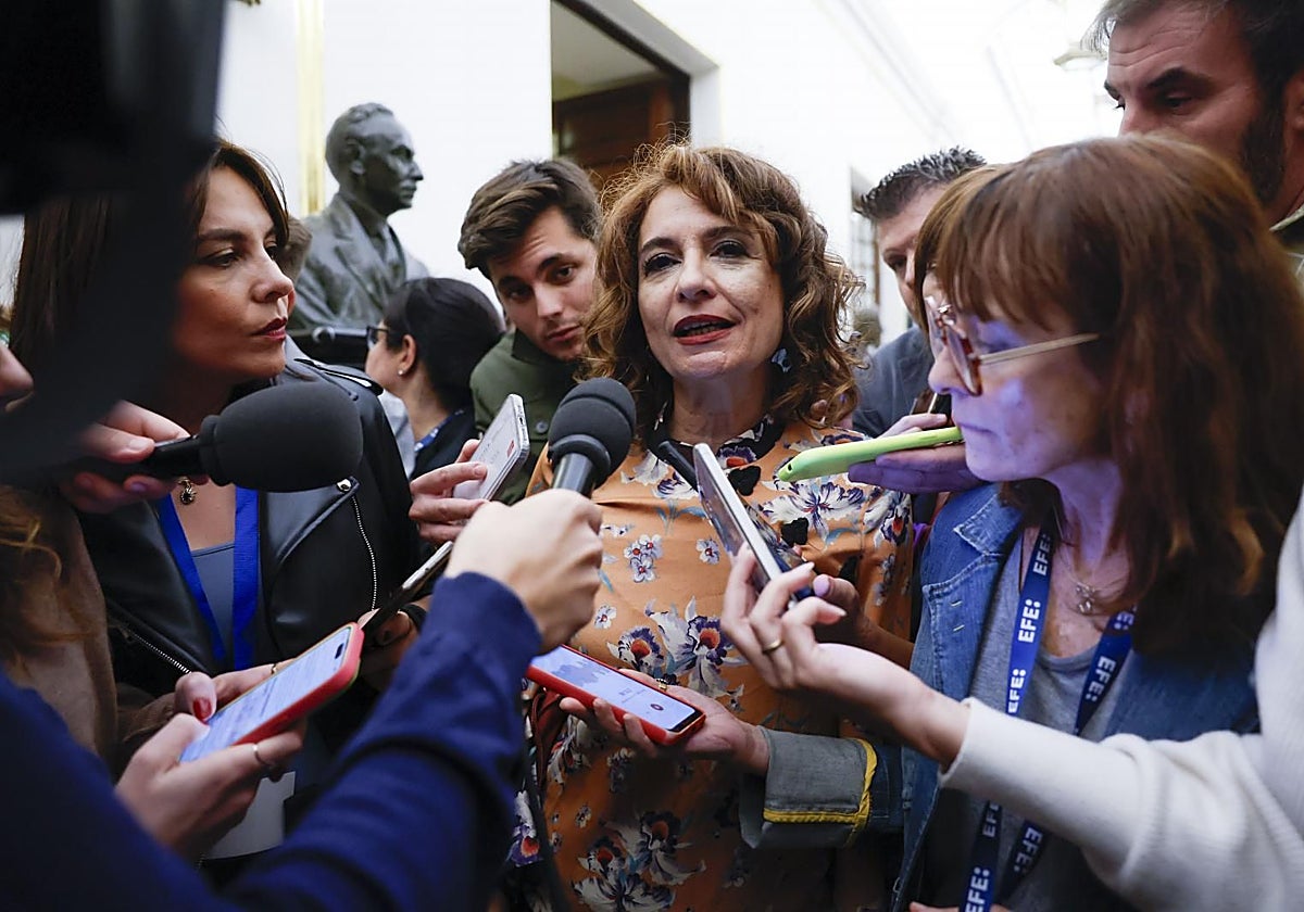 La vicepresidenta María Jesús Montero en el pasillo del Congreso