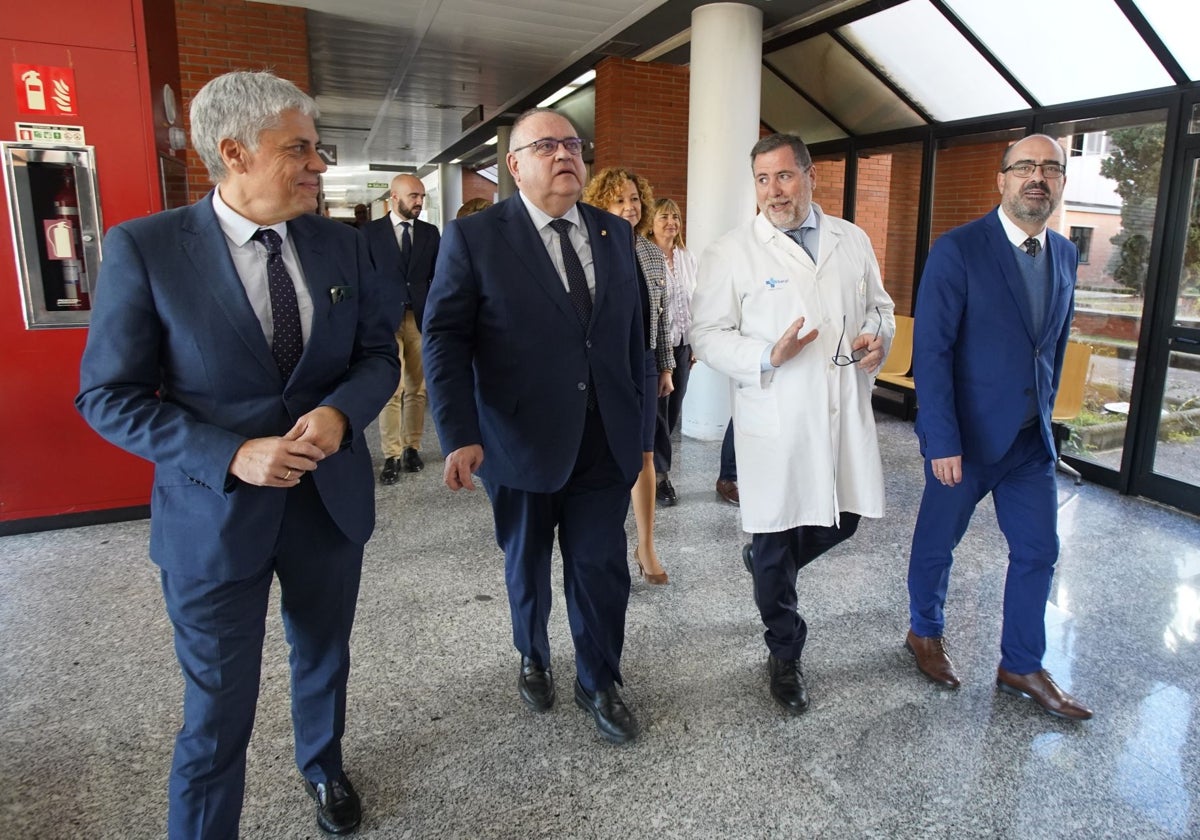 El consejero de Sanidad, durante su visita al Hospital del Bierzo.