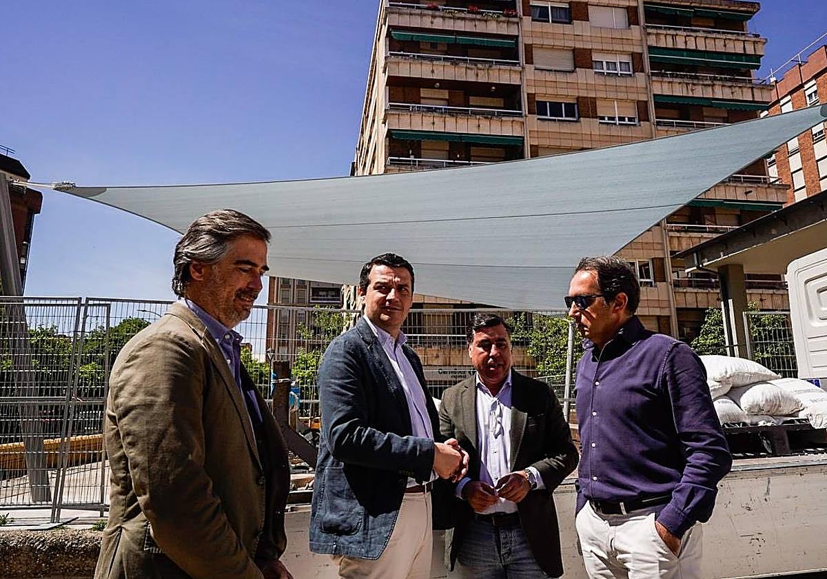 El alcalde visitando los toldos instaldos en el CEIP Vista Alegre, que sirvieron de experiencia piloto