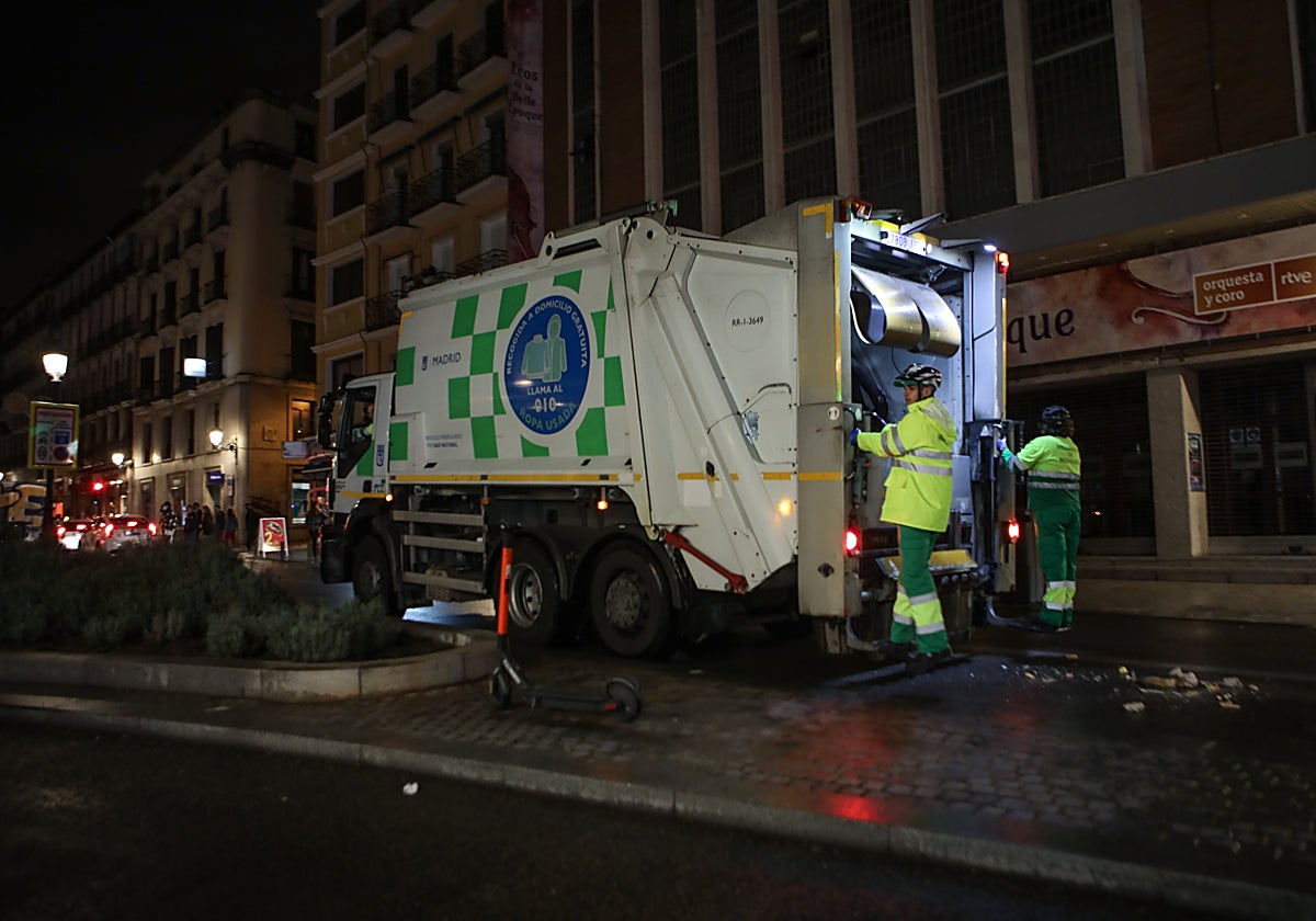 Un camión de recogida de basuras por Madrid