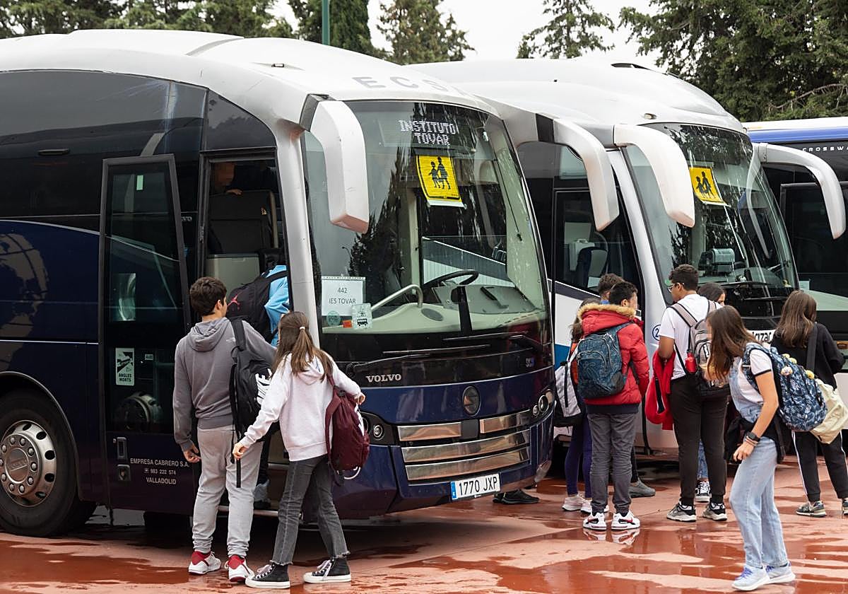 Alumnos se suben al autobús escolar en pleno centro de Valladolid