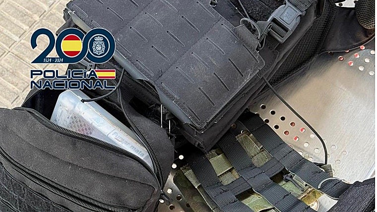 Detalle del falso chaleco bomba