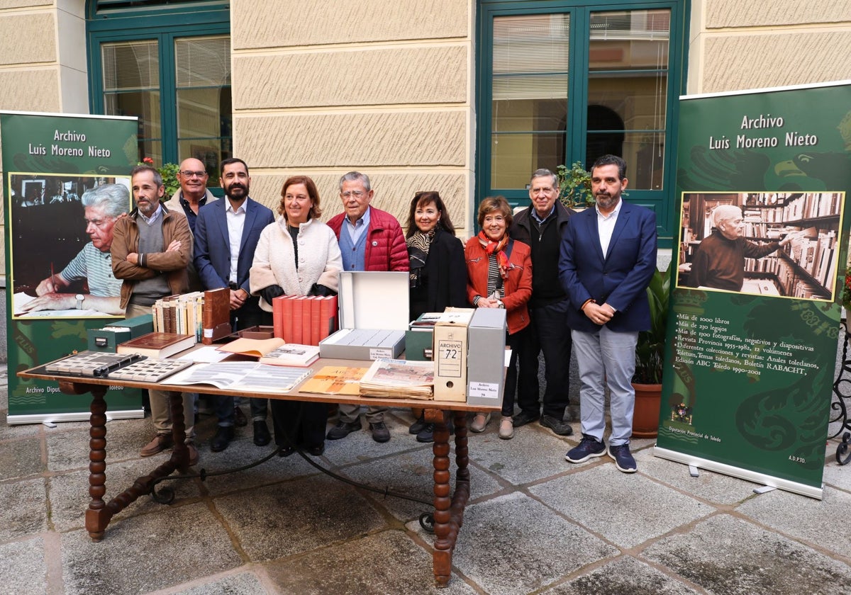 Conchi Cedillo y Joaquín Romera, junto a cuatro de los seis hijos de Luis Moreno y sus nietos José Florencio y Fernando Moreno