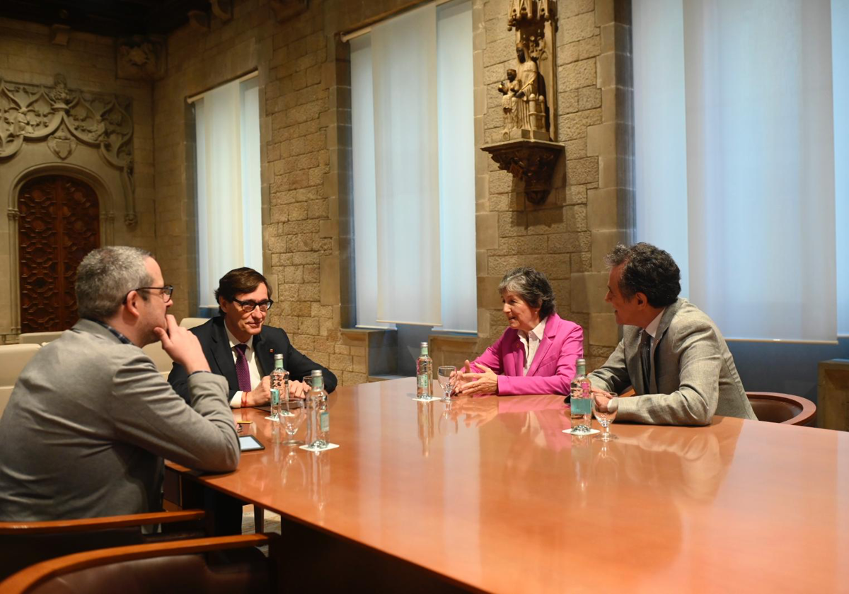 Los responsables de Societat Civil Catalana, la presidenta, Elda Mata, y el vicepresidente, Álex Ramos, hoy, antes de la reunión con el presidente de la Generalitat de Cataluña, Salvador Illa, en la sede oficial