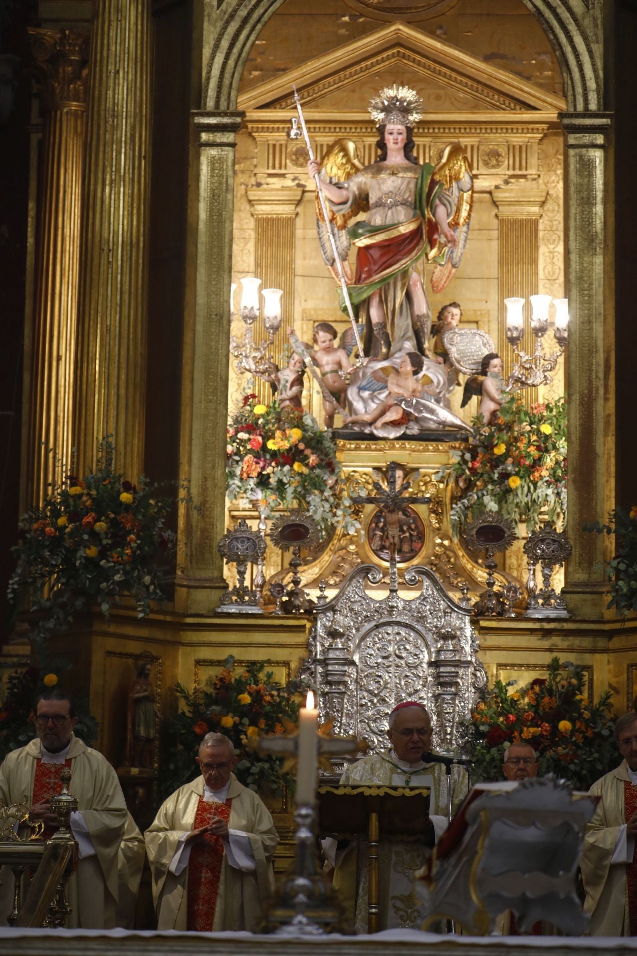 La tradicional misa de San Rafael en la iglesia del Juramento, en imágenes