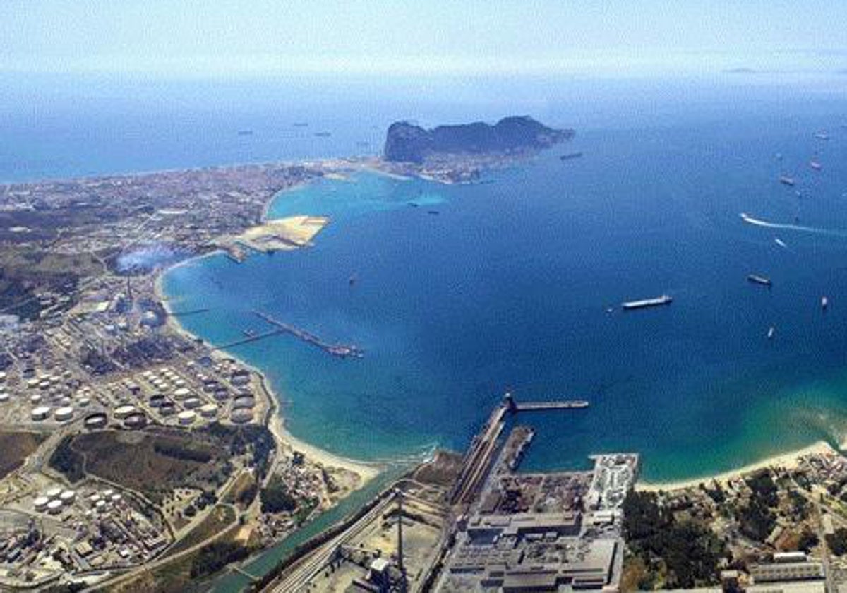 Panorámica de la Bahía de Algeciras con el Peñón de Gibraltar al fondo