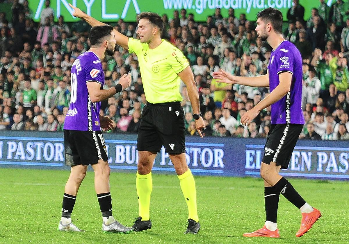 Jacobo ante el árbitro durante el partido ante el Racing de Santander
