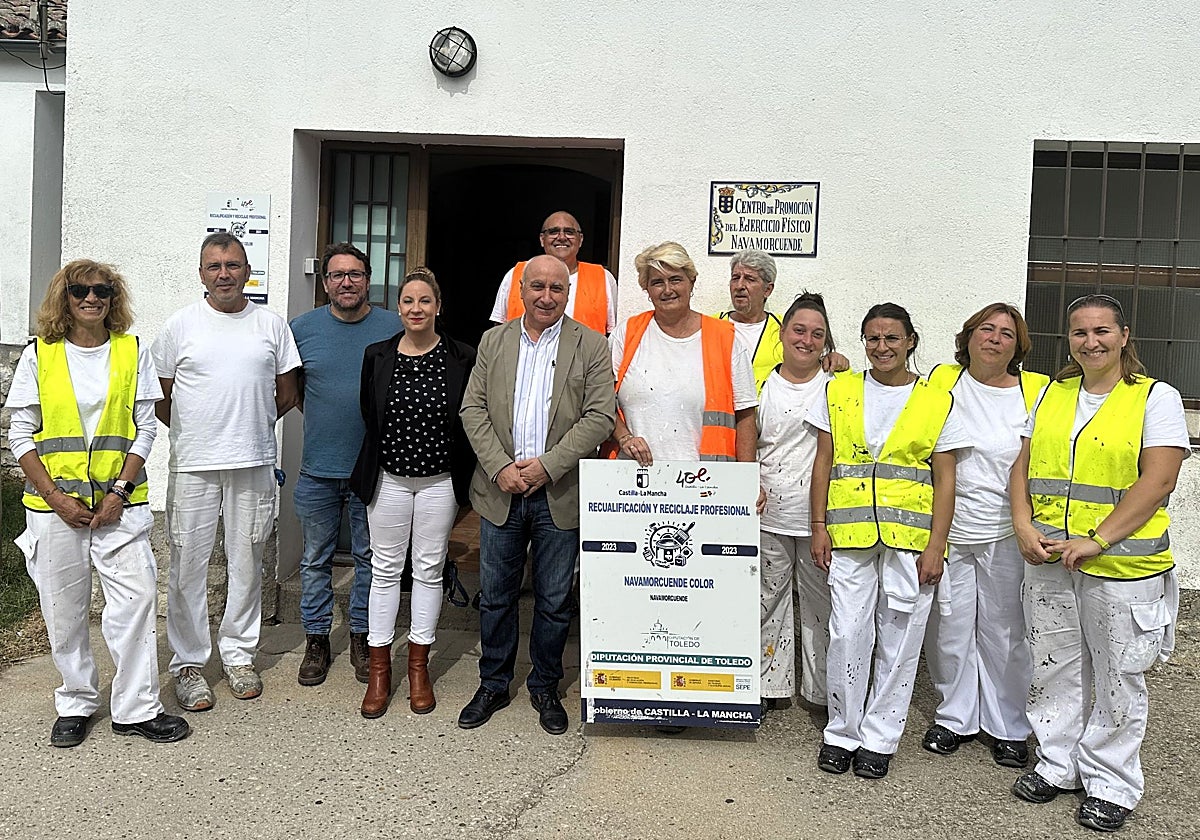 El delegado de Economía con el alcalde y trabajadores y formadores del Recual de Navamorcuende