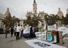 La acampada por la vivienda de Valencia plantea ocupar otros espacios: «Ya no nos vale solo la plaza»