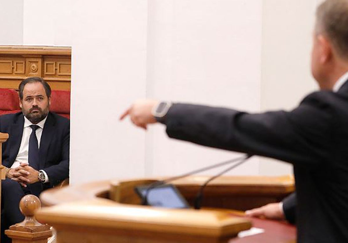 Page en la tribuna de oradores de las Cortes regionales frente al líder del PP autonómico, Paco Núñez, en el inicio en el mes de julio de la tramitación del nuevo Estatuto. -