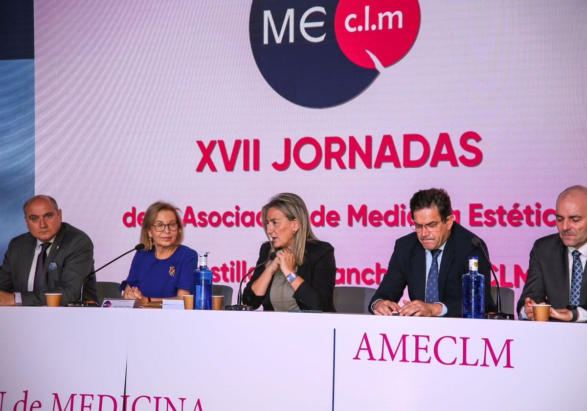 A las XVII Jornadas de la Asociación de Medicina Estética han asistido la delegada del Gobierno en Castilla-La Mancha, Milagros Tolón, o el presidente de la Diputación de Ciudad Real, Miguel Ángel Valverde