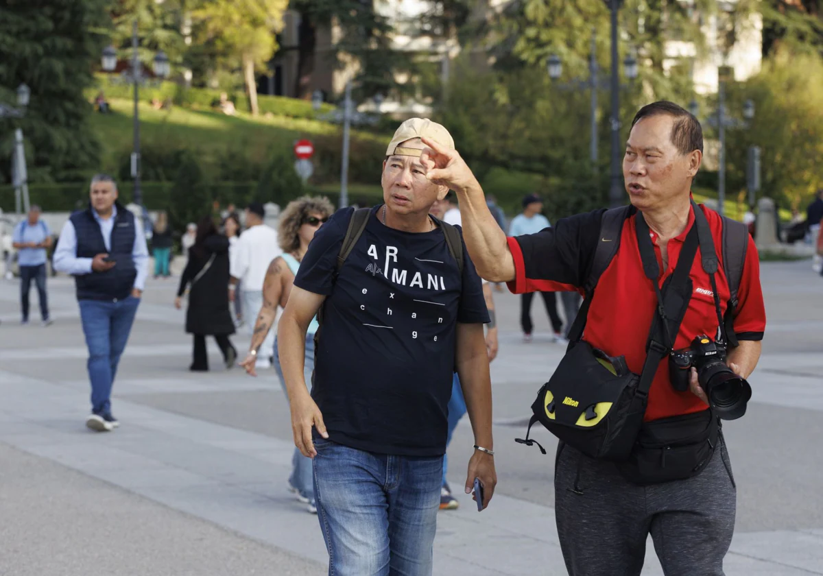 Turistas japoneses en las inmediaciones del prado