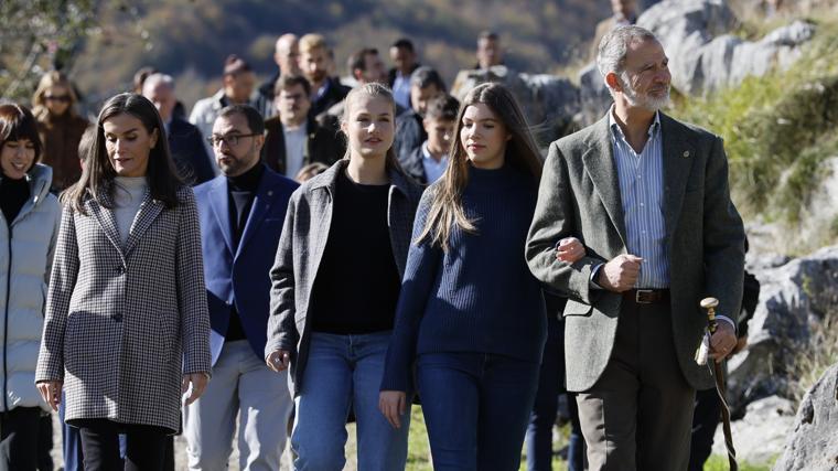 La Familai Real dando un paseo por Sotres
