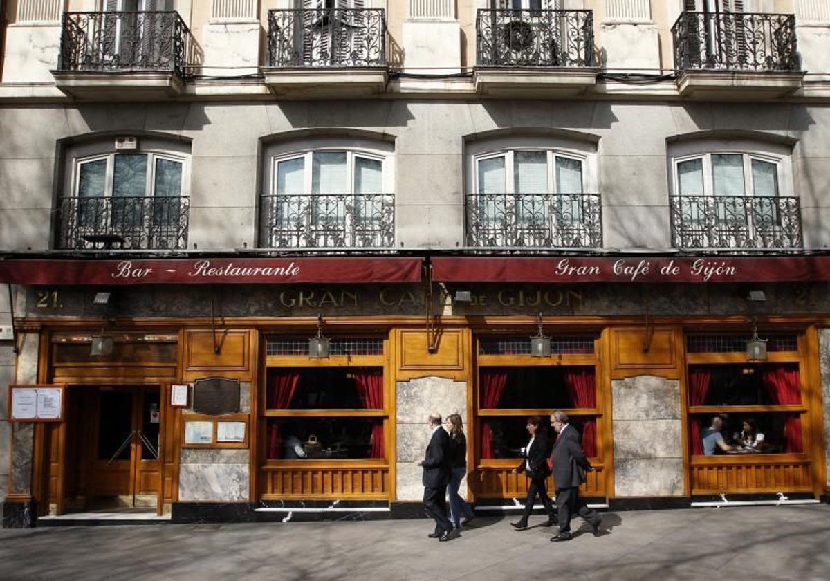 Fachada del Café Gijón en el paseo de Recoletos