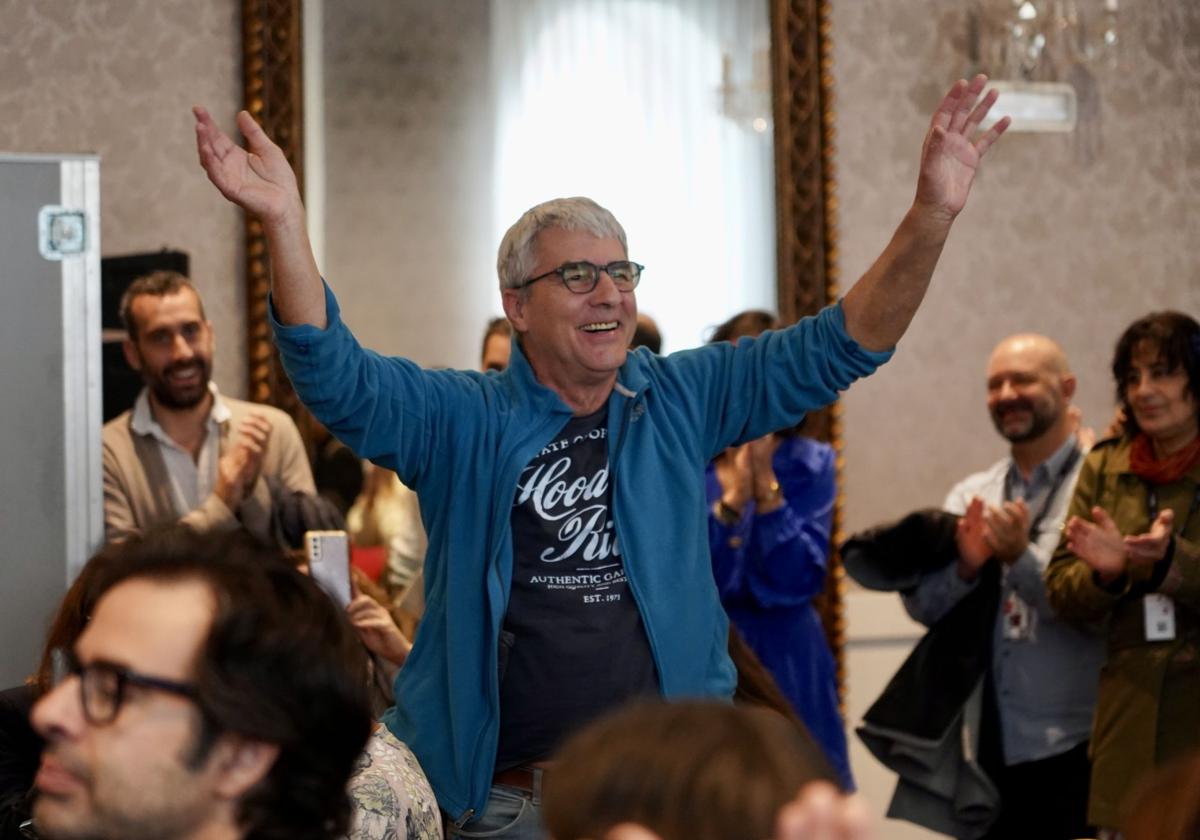 El director de 'Misericordia', Alain Guiraudie, celebra ser el ganador de la Espiga de Oro de la 69 Semana Internacional de Cine de Valladolid