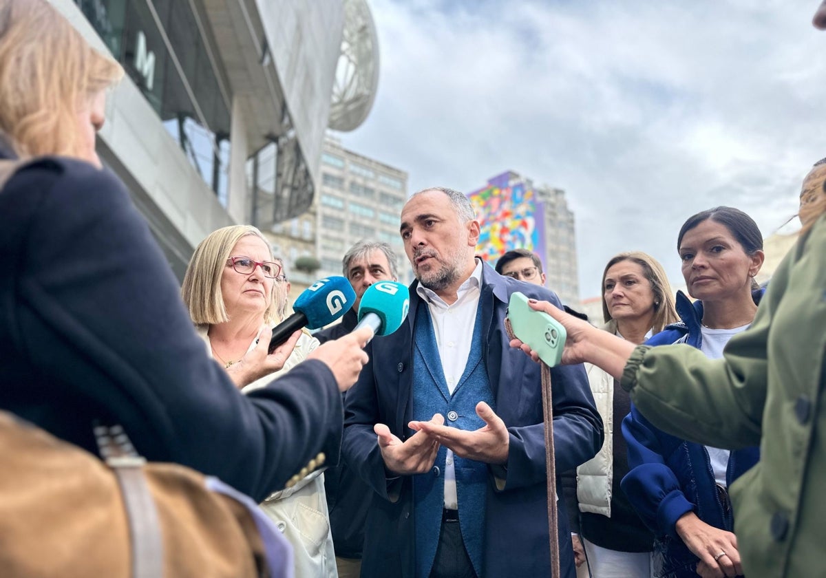 Julio García Comesaña ante los medios en Vigo