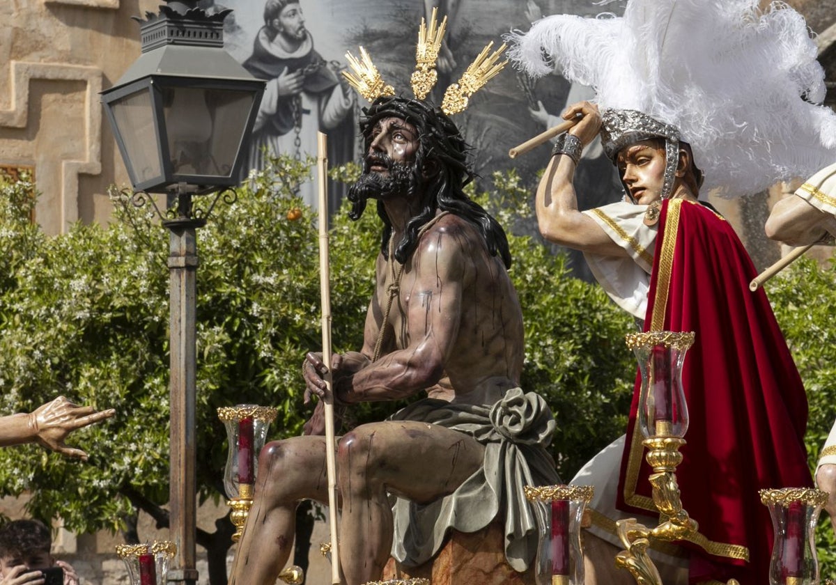 El Señor de Coronación, pasando por Trinitarios el Lunes Santo de 2023