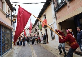 Pendones, alfombra floral... Carrión de los Condes se rinde al 'palentinismo'