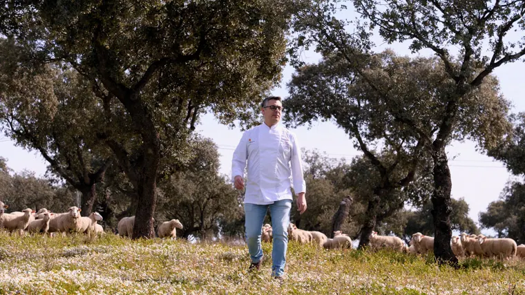 El chef Carlos Fernández, de Kàran Bistró, de Pozoblanco, en la dehesa