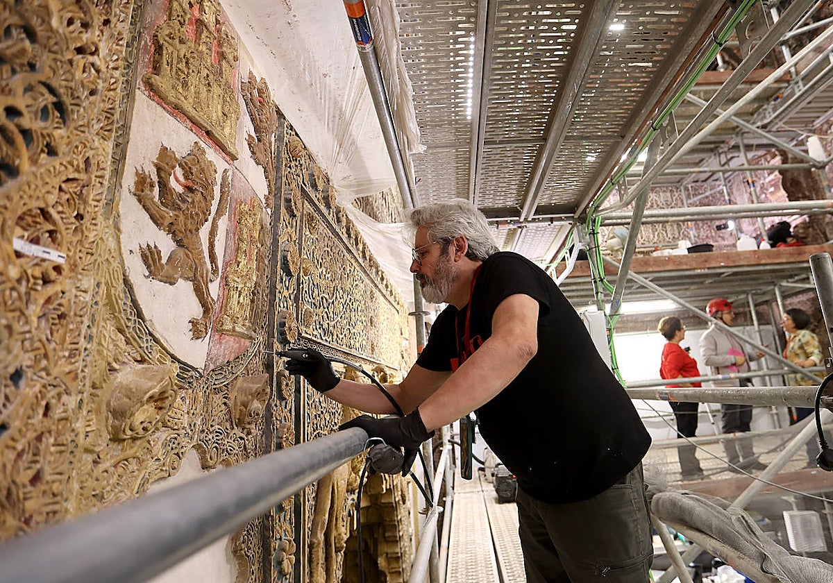 Limpieza de yeserías en el altar de San Fernando