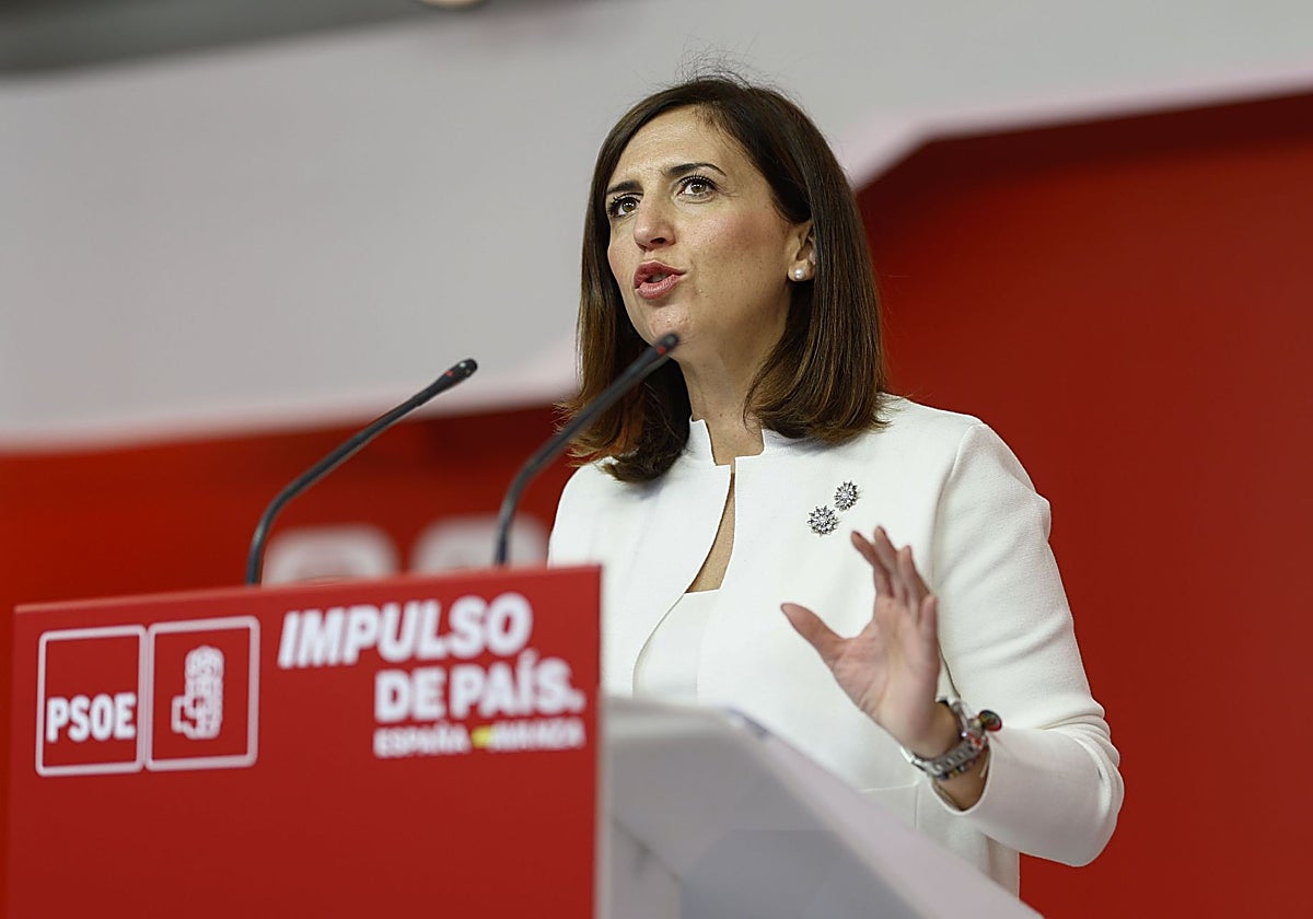 La portavoz del PSOE, Esther Peña, en rueda de prensa en la calle Ferraz