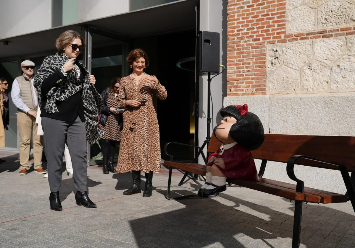 Marta Rivera de la cruz contempla la escultura de Mafalda