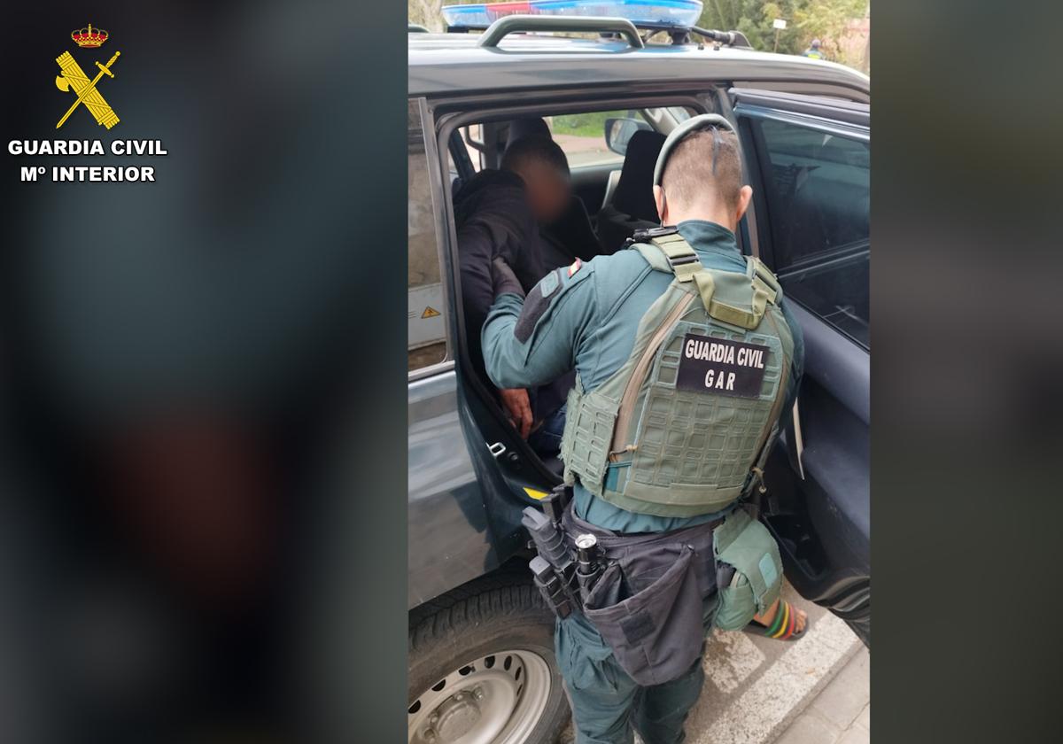 El arrestado, junto a un guardia civil.