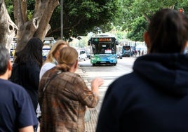 Turistas «atrapados» en el puerto de Málaga por la huelga de autobuses: «Es horrible llegar al centro»