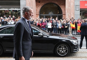 El Rey Felipe VI, recibido con aplausos y banderas de España en Bilbao