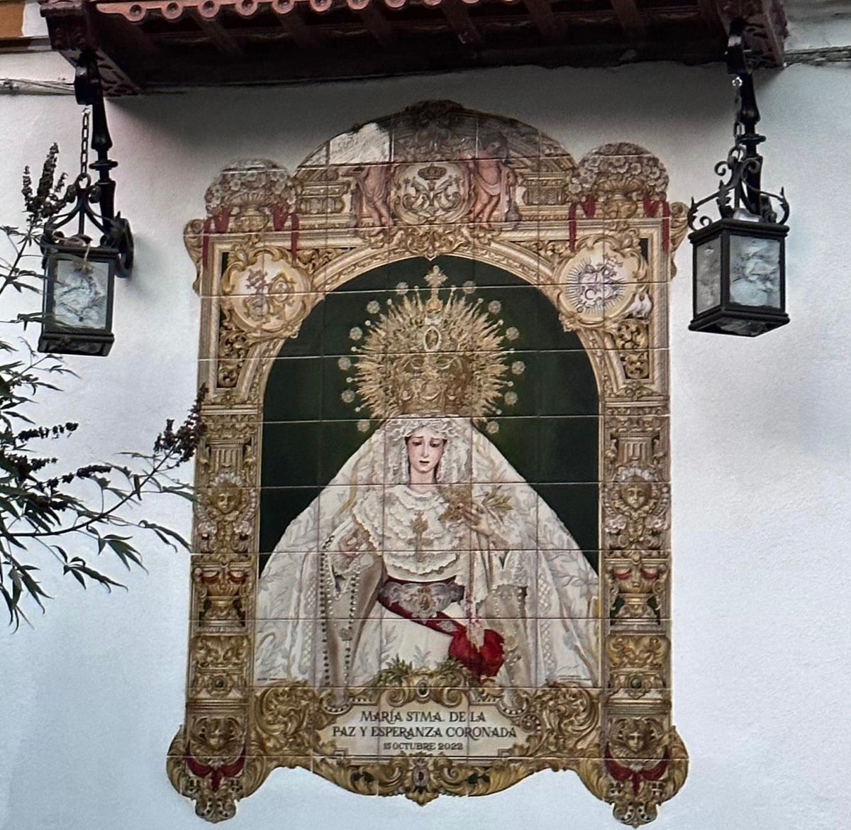El azulejo de la coronación de la Virgen de la Paz, en la plaza de Capuchinas