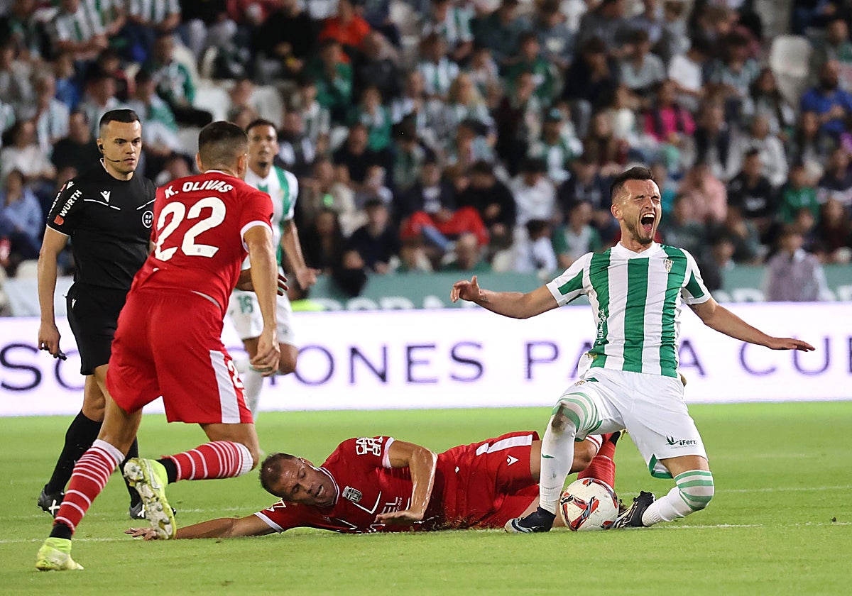 Lapeña se duele tras una acción con un rival del Cartagena en El Arcángel