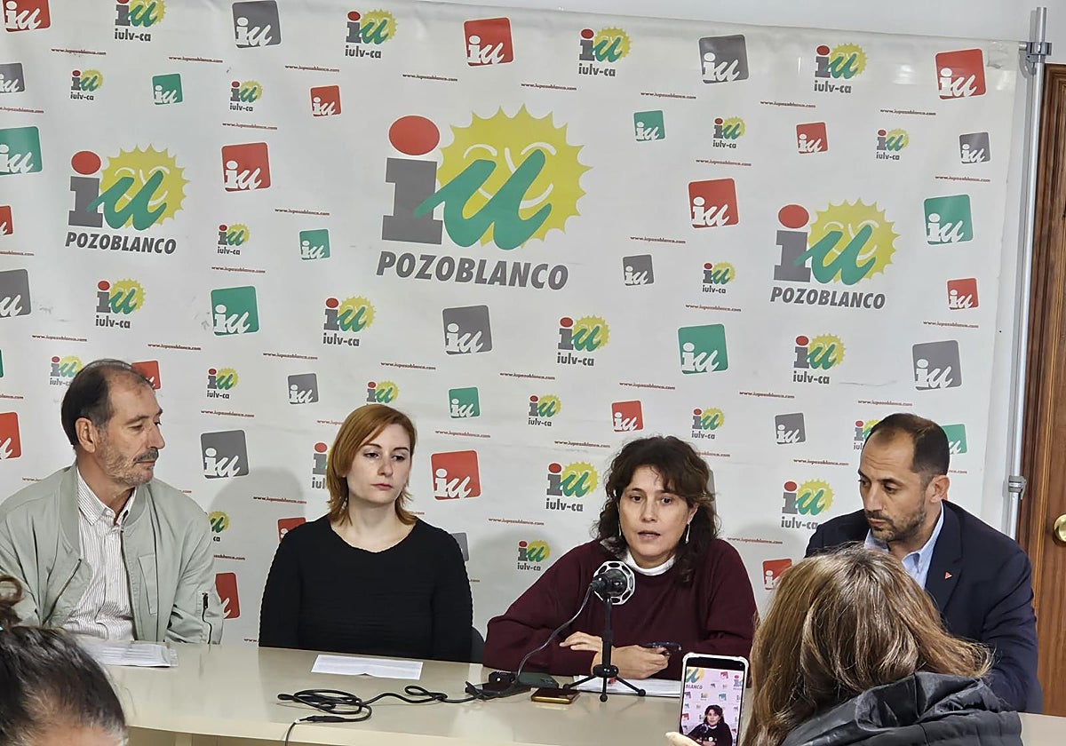 Responsables de IU durante el anuncio de la querella