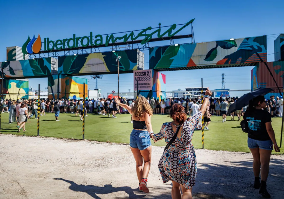 Asistentes momentos antes de la apertura de las puertas de la segunda edición de Mad Cool en el Iberdrola Music