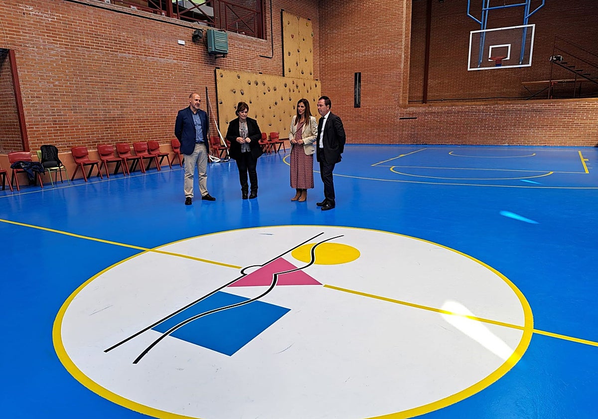 El delegado de Educación y el de la Junta en Talavera durante una visita al pabellón