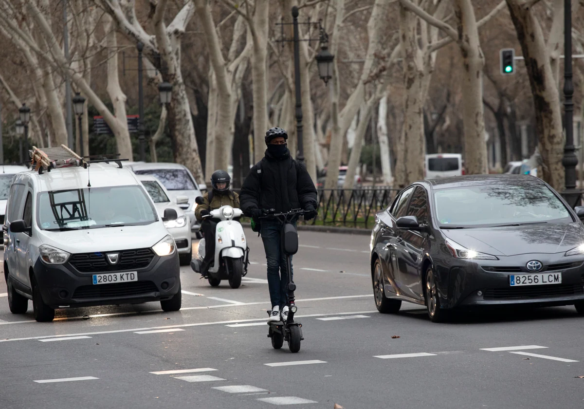 Patinetes circulando por Madrid antes de la revocación