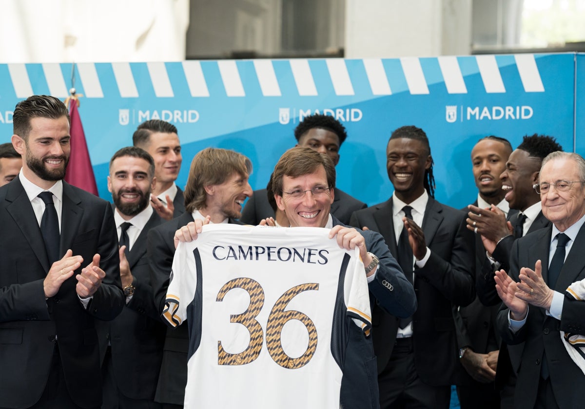 Almeida recibe al Real Madrid Club de Fútbol tras ganar la Liga 2023-2024