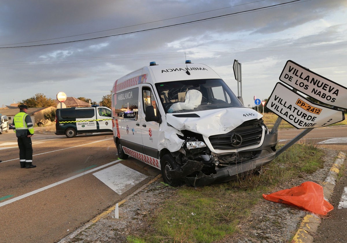 Ambulancia accidentada en Villaturde, Palencia.